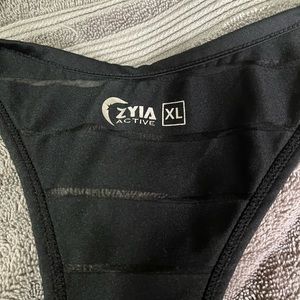 Black razor that could tank great workout top like new